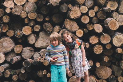女孩在白色和粉红色衬衫站在女人在白色和粉红色的花衬衫
